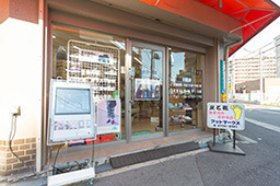 店舗玄関の外観